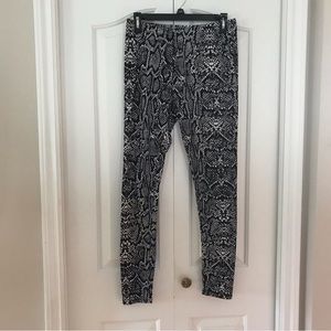 COLLETTE LOVE… Women Blk/White Snake print leggings. Size M